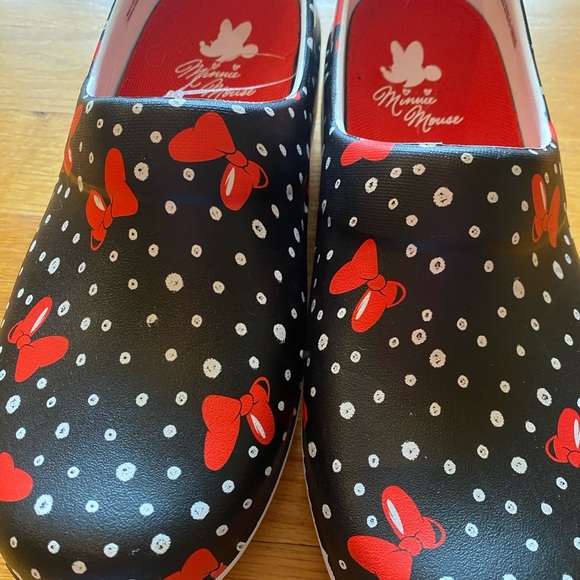 Crocs Minnie Mouse Neria Clogs - Picture 12 of 14